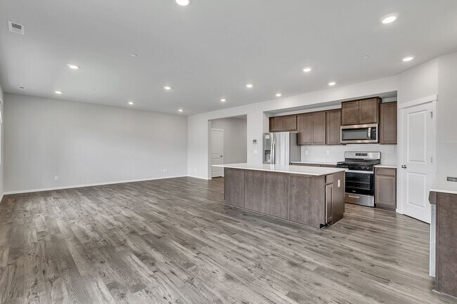Building Photo - Spacious Puyallup Home with Room for the E...