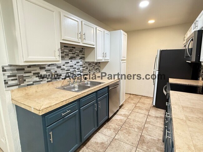 Building Photo - Three Bedroom Home