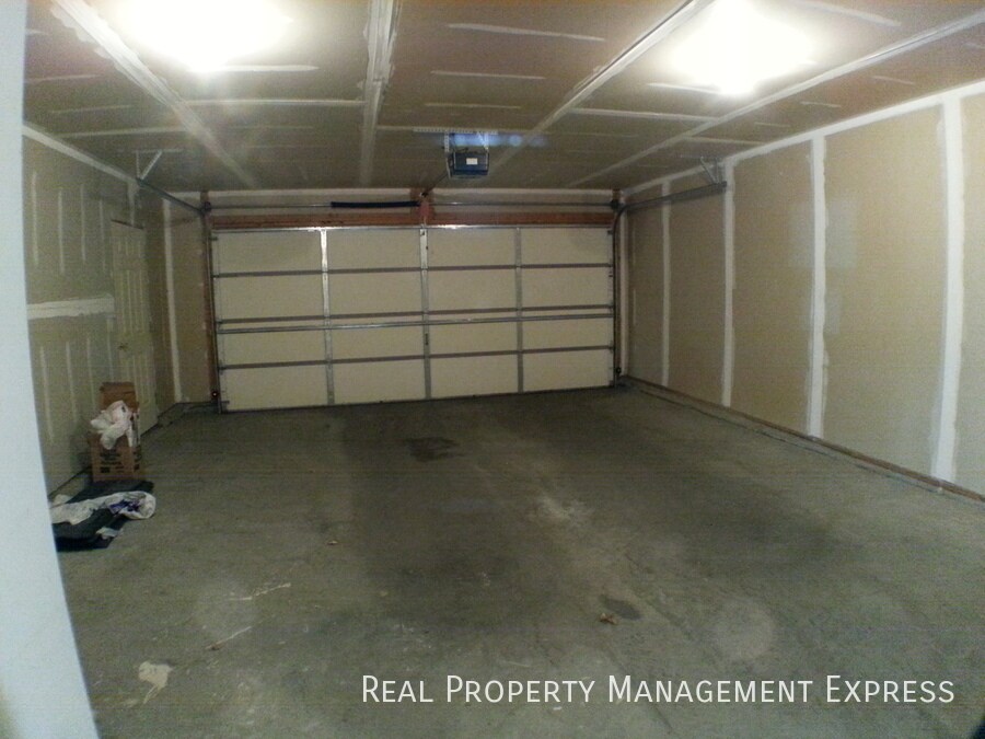 Building Photo - Cozy 2 Bedroom, 1 Bath Twin Home with 2 st...