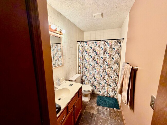 Building Photo - Spacious 3 Bedroom 2 Bathroom Home - Large Backyard!