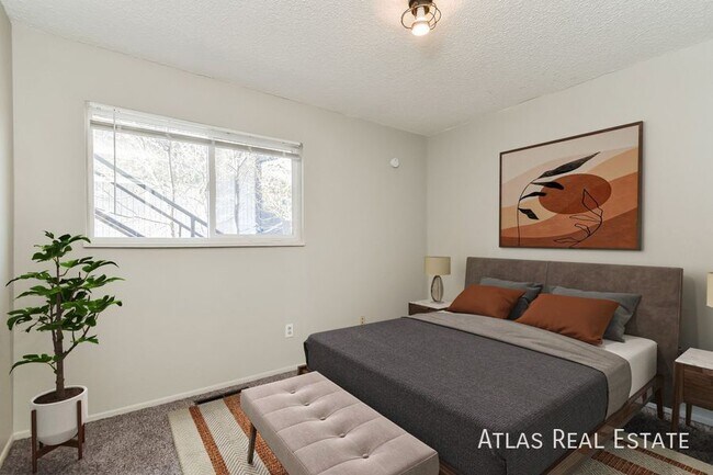 Building Photo - 303 University Dr
