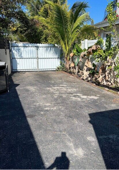 private parking entrance to the Monroe St - 2542 Monroe St