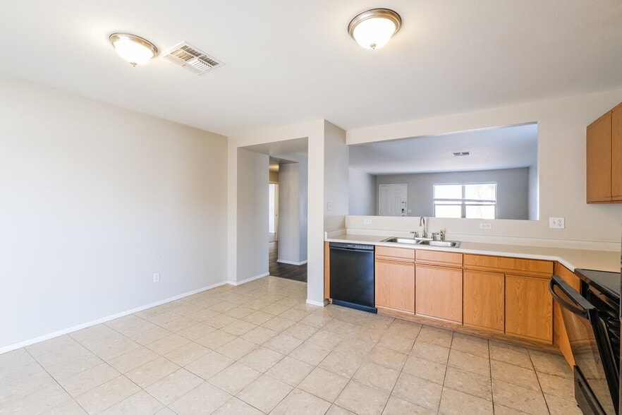 Building Photo - 11815 W Columbine Dr