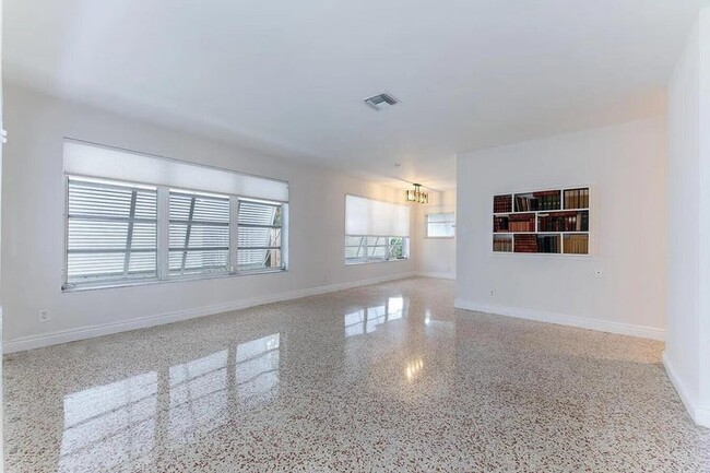 Building Photo - 3414 Poinsettia Ave