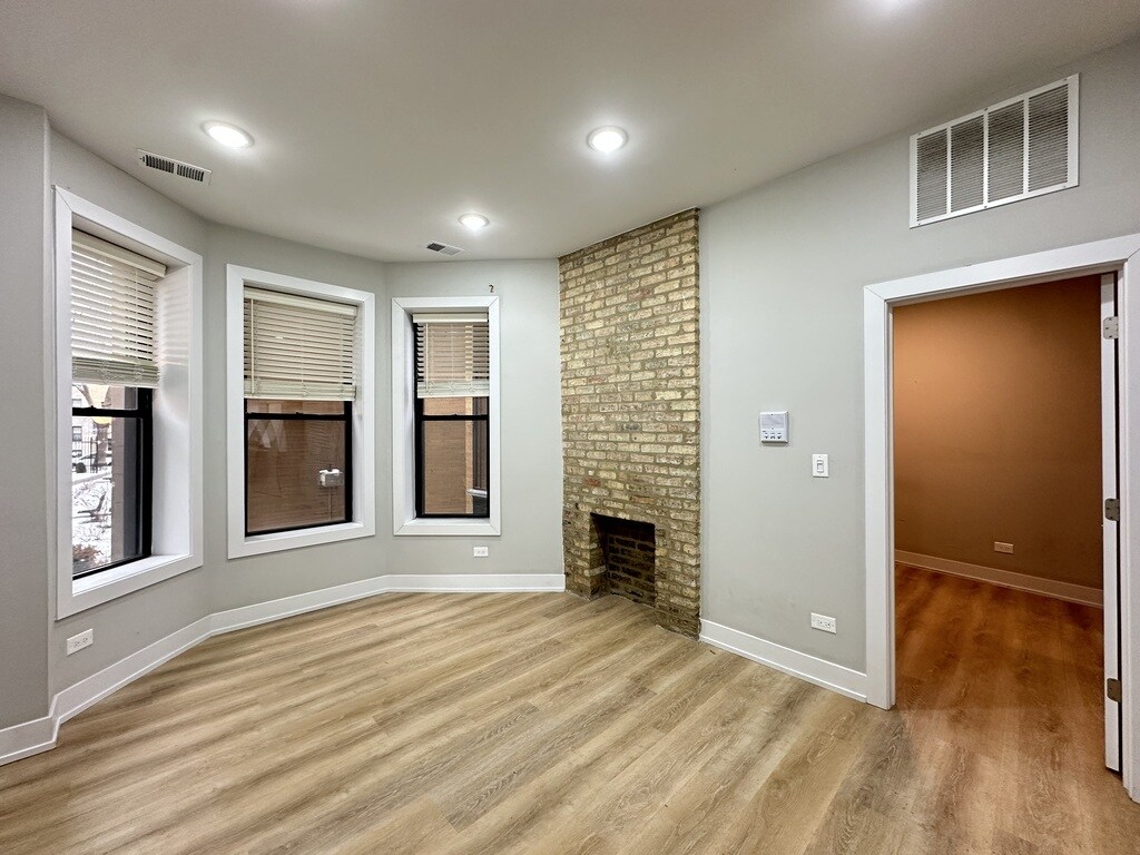 Building Photo - 442 W Belden Ave