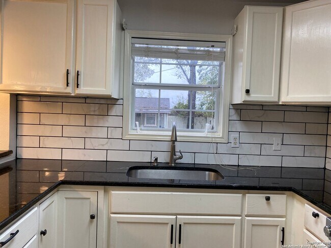 Building Photo - Dinn Drive