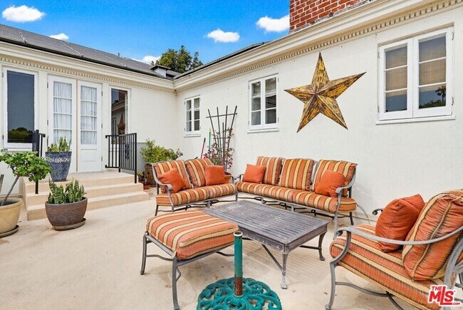 Building Photo - 516 S Rimpau Blvd