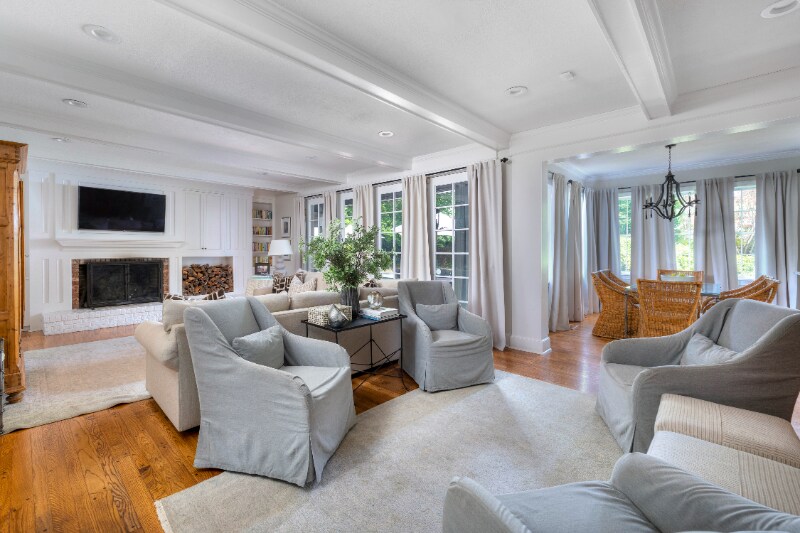 Building Photo - 13 Swan Lake Dr