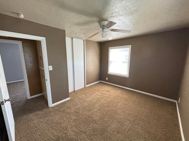 Building Photo - 303 N Western St