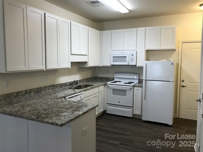 Building Photo - 17905 Delmas Dr