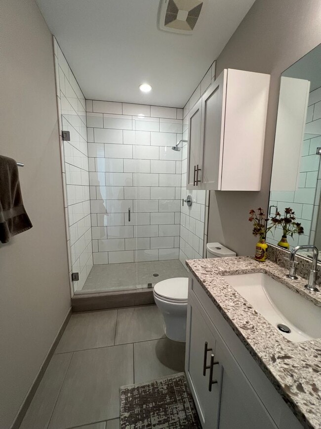 Building Photo - Spacious 2 bedroom 3 bath condo with office in City Lights!