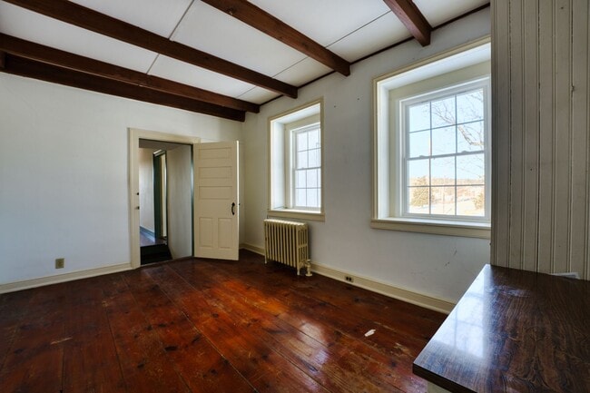 Building Photo - Beautiful 4 Bedroom Farm House