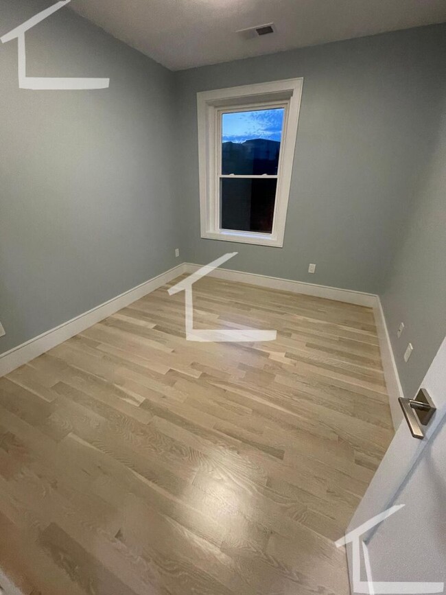 Building Photo - Huge 3 bed in Washington square