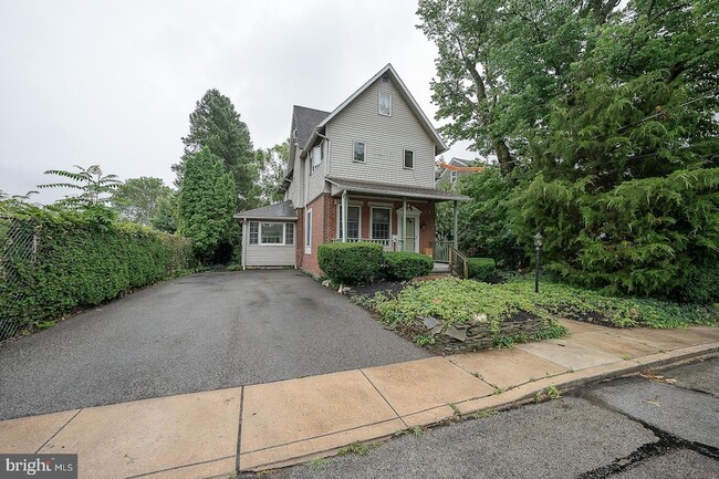 Building Photo - 212 Elm Terrace