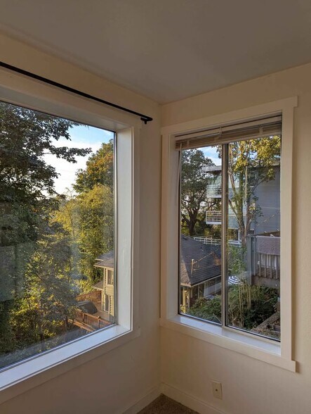 Building Photo - 2219 11th Ave W