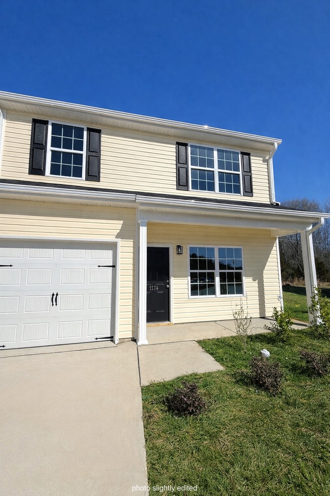 Building Photo - Three bedroom, 2.5 bath townhome in Whitsett