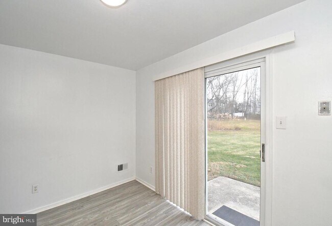 Building Photo - 592 Wrensong Rd