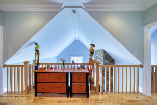 Building Photo - 137 N Ridge Ln