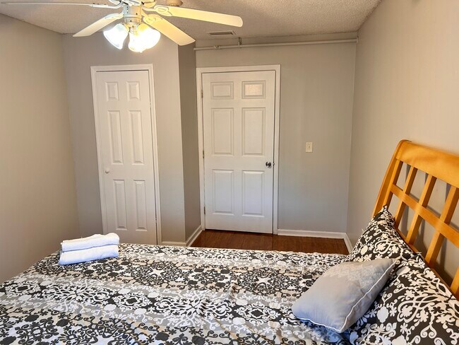 Building Photo - 4294 Tanglewilde Dr S