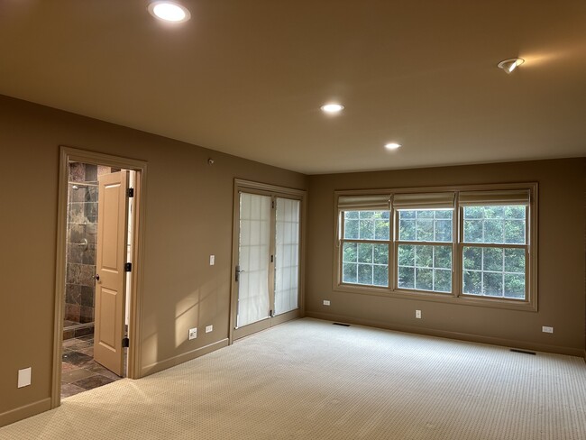 Building Photo - 1921 Lynn Cir