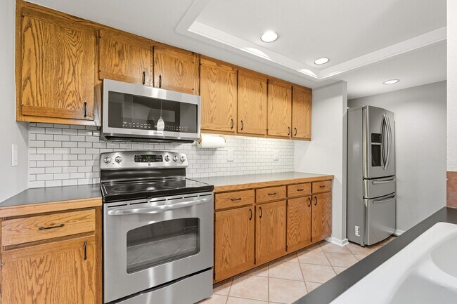 Building Photo - Lakeside living in 3-bedroom, multi-story ...