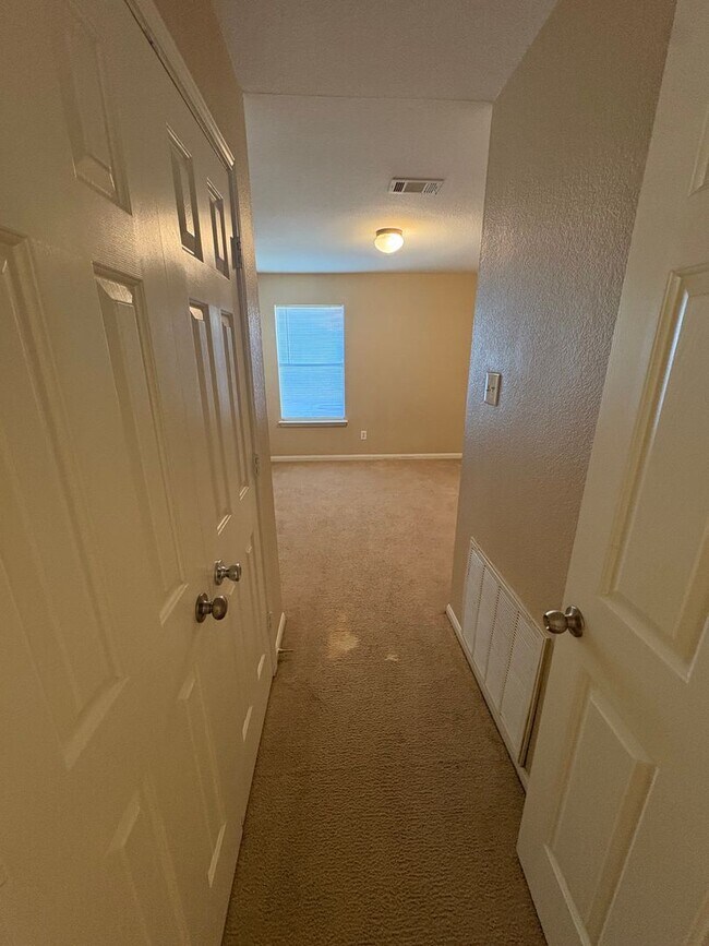 Building Photo - AVAILABLE NOW!