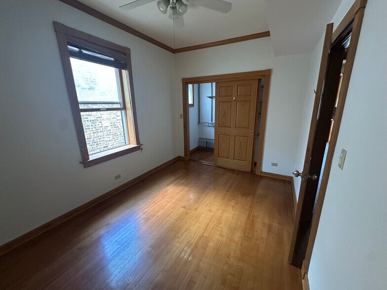 Building Photo - 1310 W Cornelia Ave