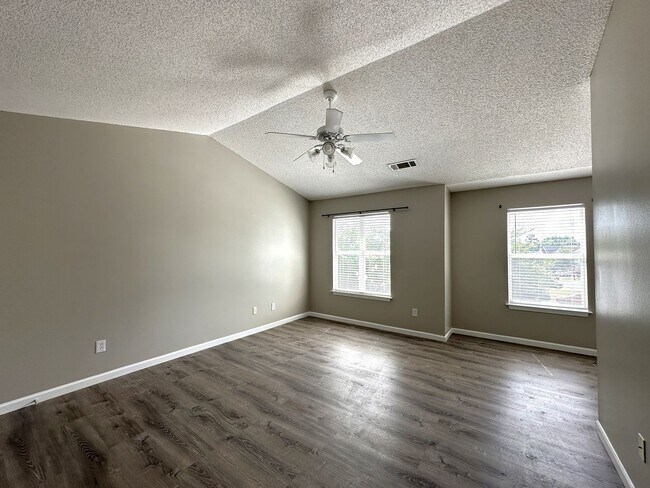 Building Photo - 5 Bedroom, 3 Bath Home Priced to Rent!