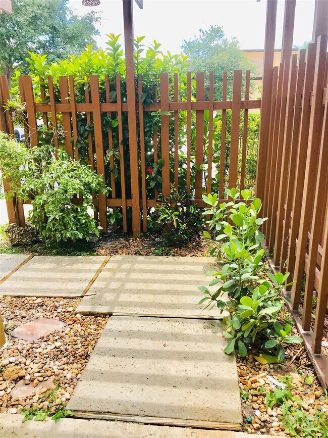 Building Photo - 1640 W Golfview Dr