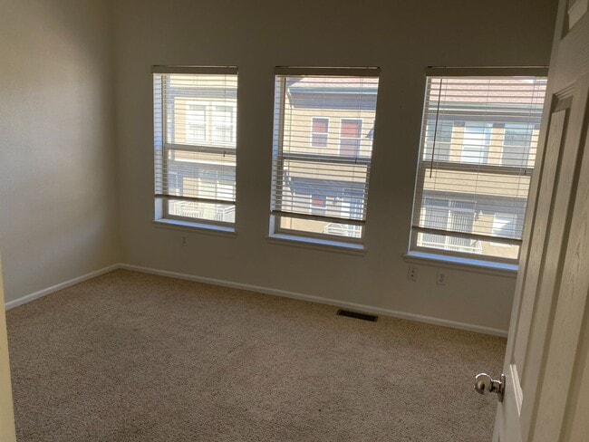 Building Photo - Large 2 Bedroom 2 Bath Townhome in Sterlin...