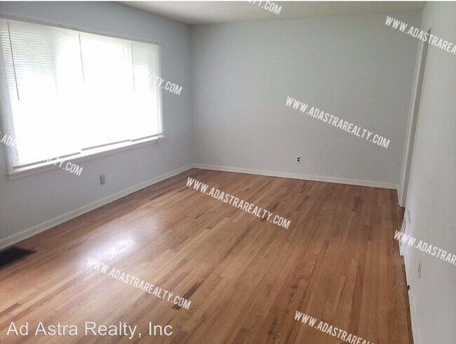 Building Photo - 9203 Vaughn Ave
