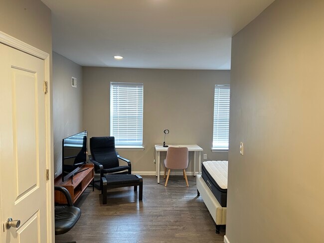 Building Photo - 3845 Fairmount Ave