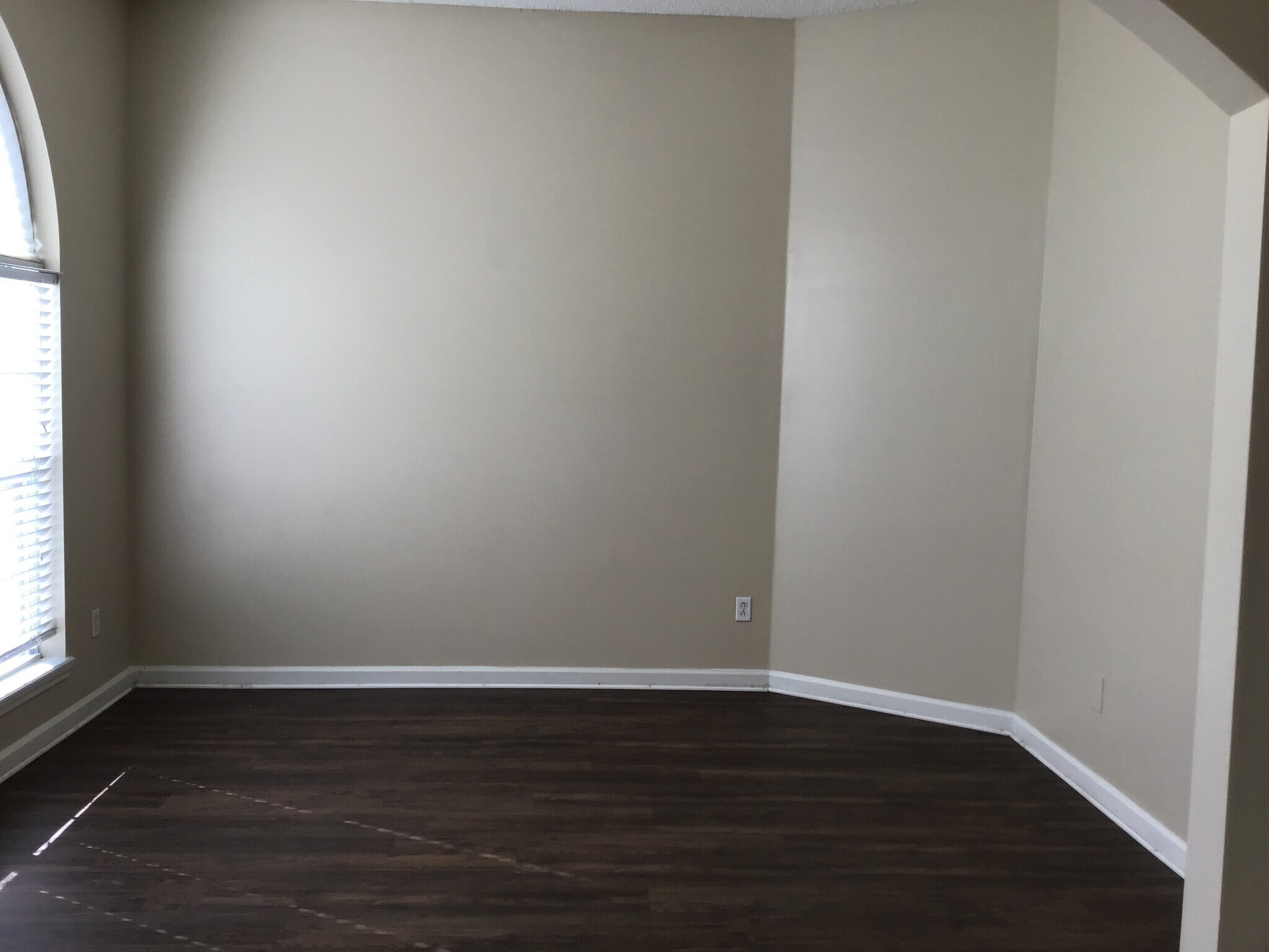 Building Photo - 2038 Belhaven Dr