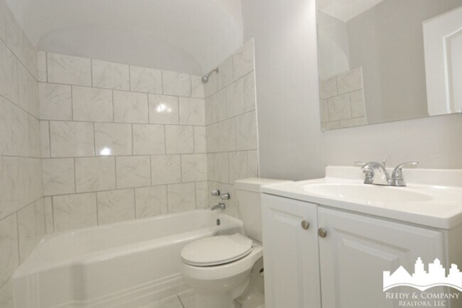 Building Photo - 2370 Larose Ave