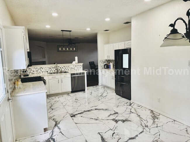 Building Photo - Spacious, Freshly Updated Family Home in P...