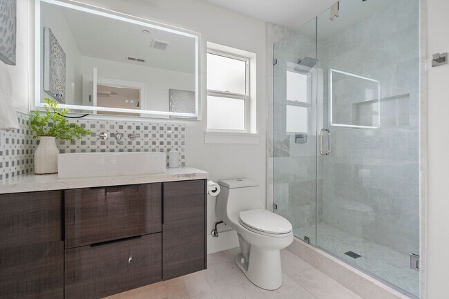 Building Photo - Stunning 4/3 in the Oakland Hills