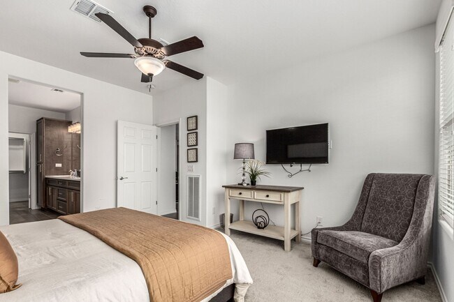 Building Photo - Luxury 2BR + Den Townhome in Amenity-Packed Community - Encanterra