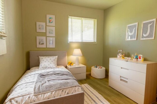 Building Photo - 277 Roderick Dr