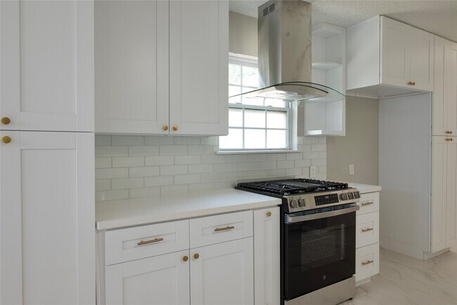 Building Photo - 5111 Pinewilde Dr