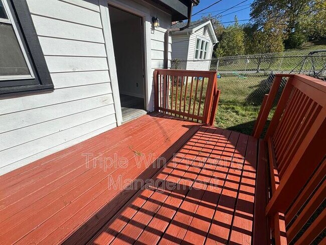 Building Photo - 3704 Taft Ave