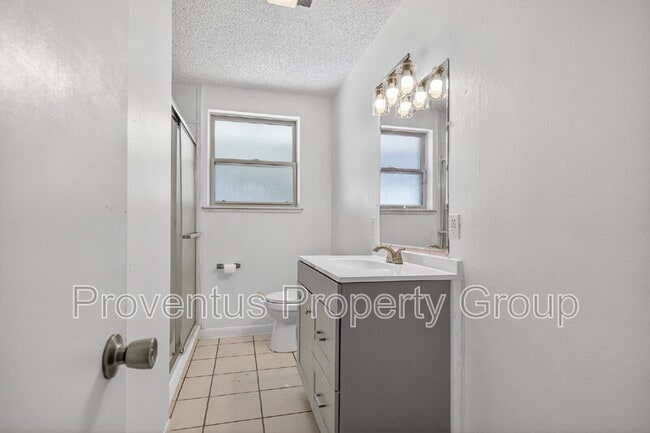 Building Photo - 8 Manor Dr