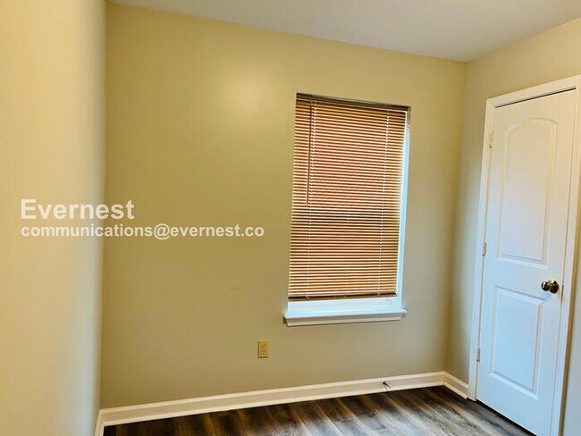 Building Photo - Limited Time Special Offer / 3 Bed, 2 Bath Home with Off-Street Parking / Pet-Friendly / Availabl...