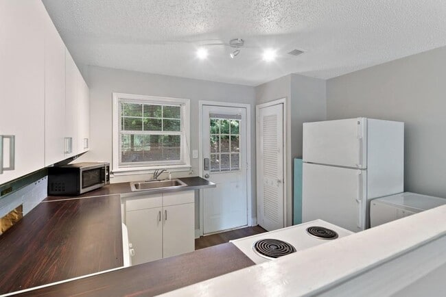 Building Photo - 326 Mathews Ave NE