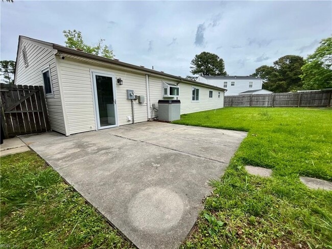 Building Photo - 3905 Brentwood Crescent