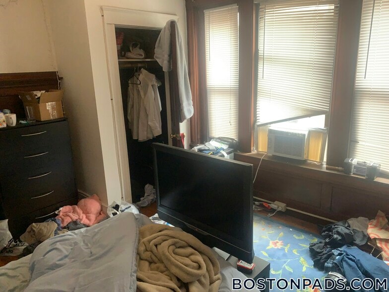 Building Photo - 143 Park Dr