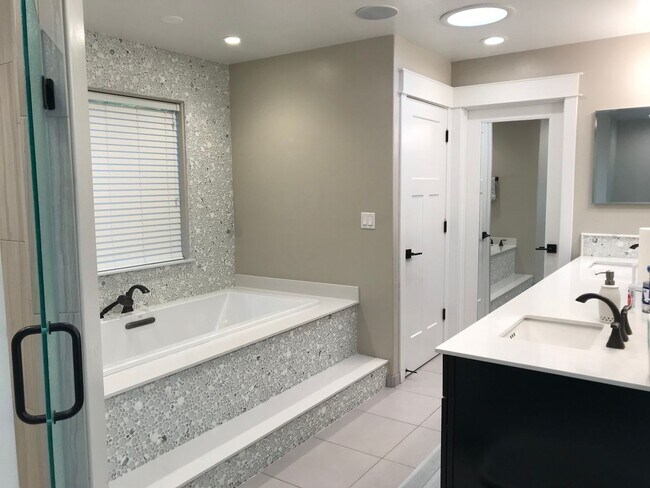 Building Photo - Gorgeous 3 bedroom home available now