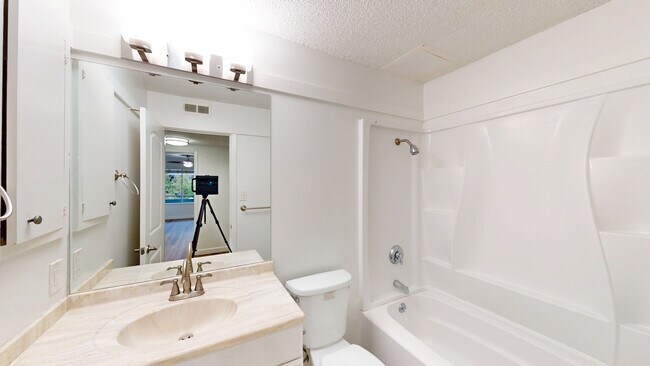 Building Photo - 827 Las Gallinas Ave