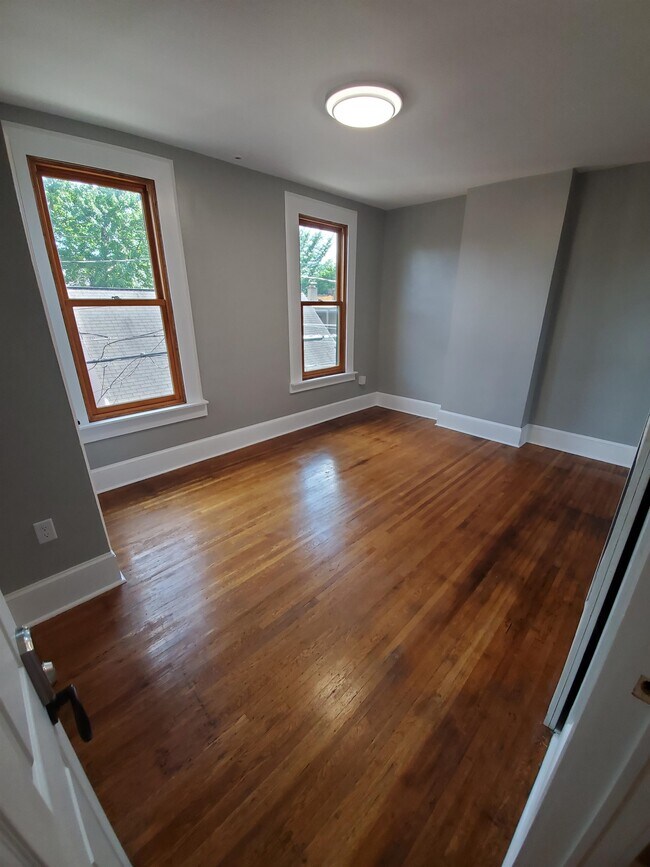 Building Photo - 925 Dennison Ave