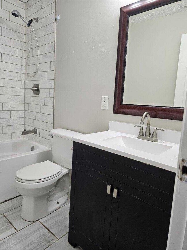 Building Photo - 3 bed 1 bath home for rent!