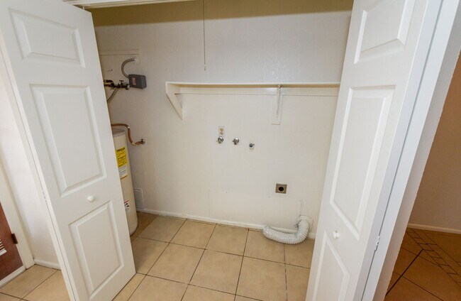 Building Photo - Charming Cul De Sac Home with Fireplace, Central A/C & Garage!